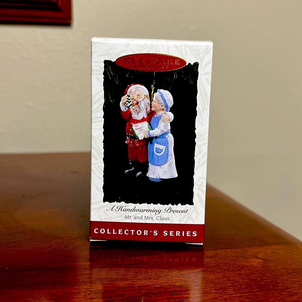 Hallmark Keepsake Mr & Mrs Claus- A Handwarming Present